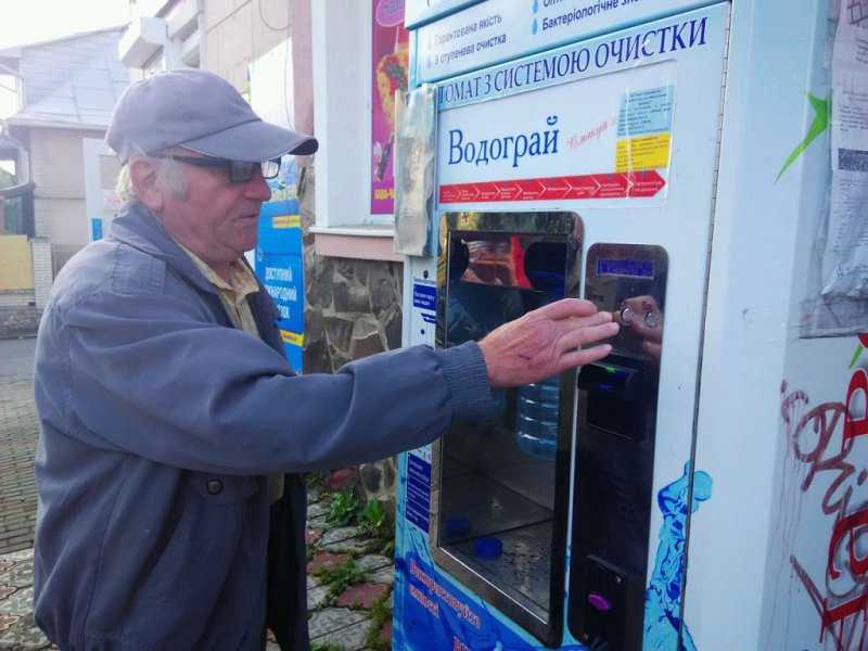 Підприємці оформляють дозвільні документи на діяльність поштоматів, терміналів та автоматів з розливу води