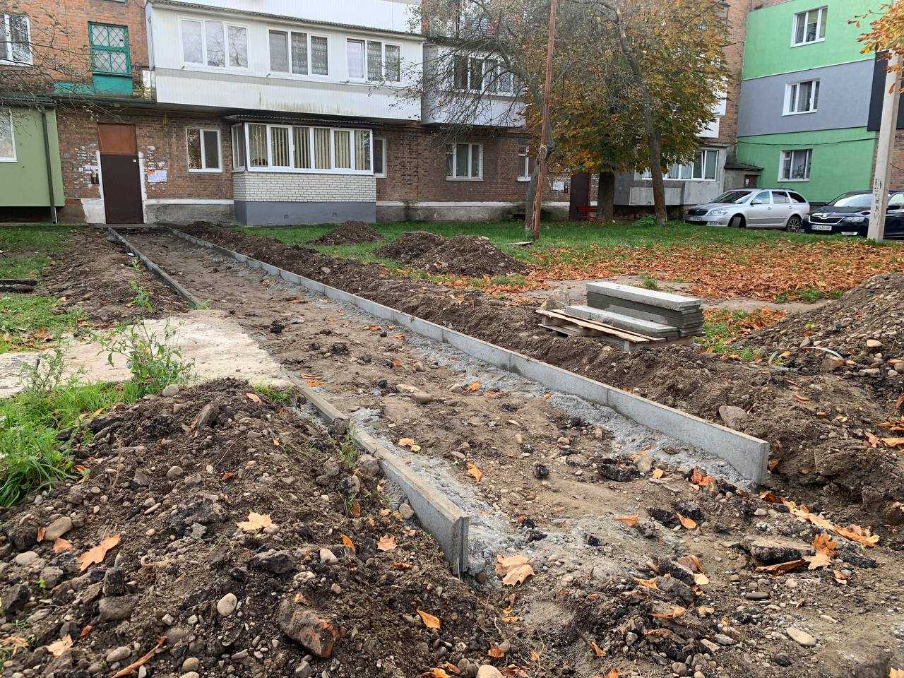 Тривають роботи із замощення бруківкою прибудинкових територій