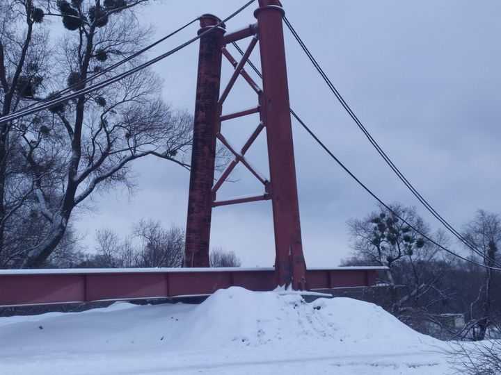 На підвісному мосту продовжуються монтажні роботи