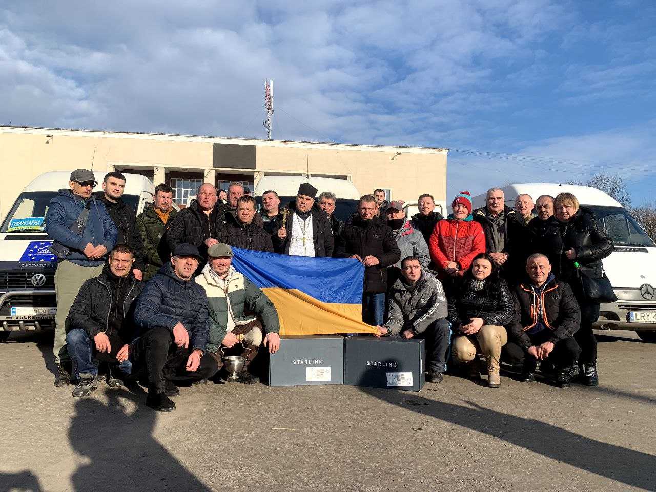  Члени Громадської організації «Автомайдан Червоноград»                вирушили в чергову поїздку на передову. 