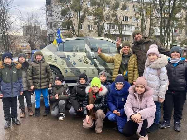Школярі своїми долоньками розмалювали авто для ЗСУ. 