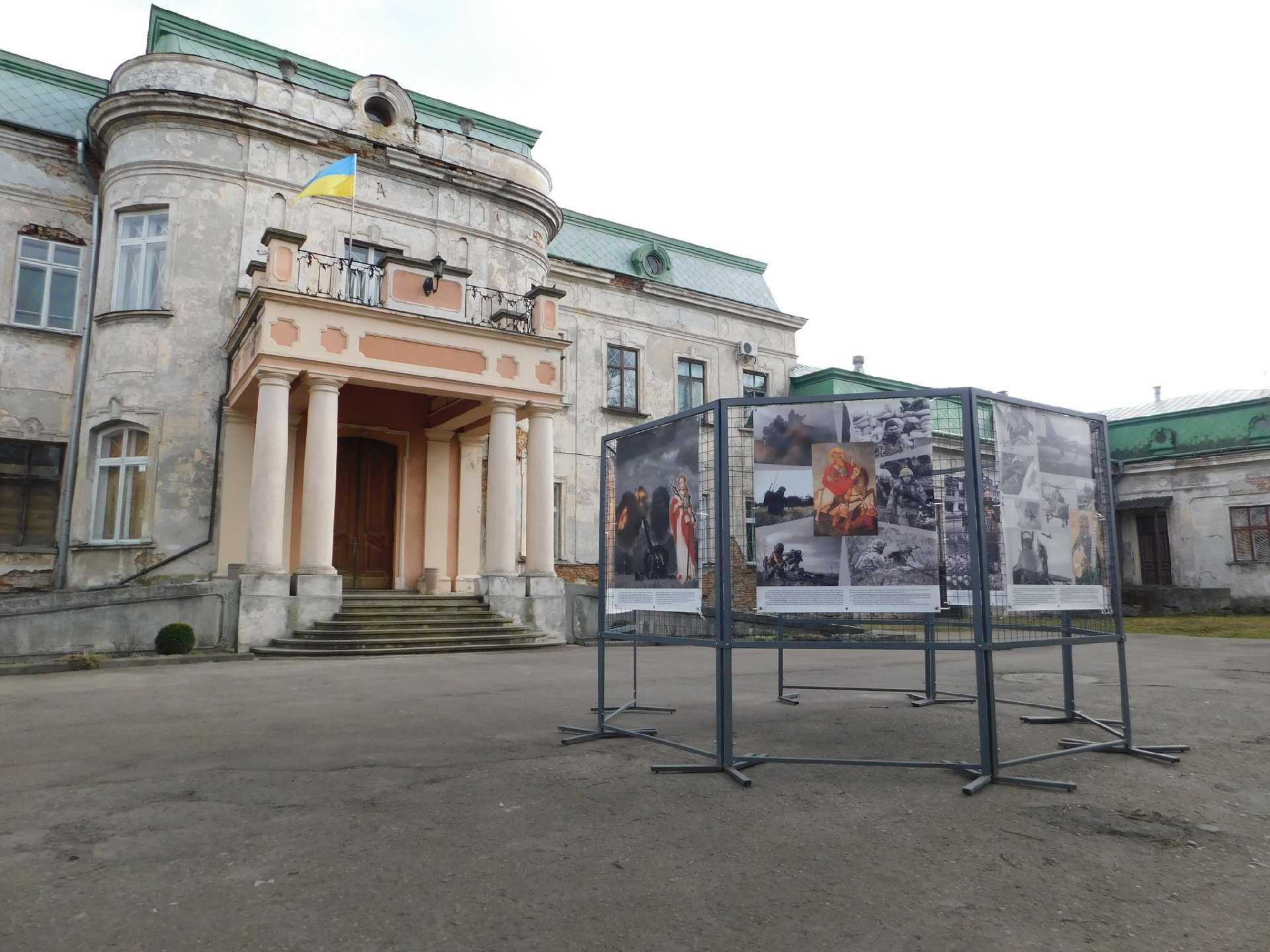 На подвір'ї палацу Потоцьких експонується банерна виставка «Святі покровителі Нескорених».