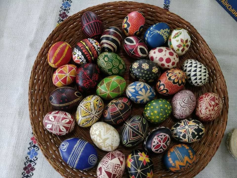 Діти розписують писанки