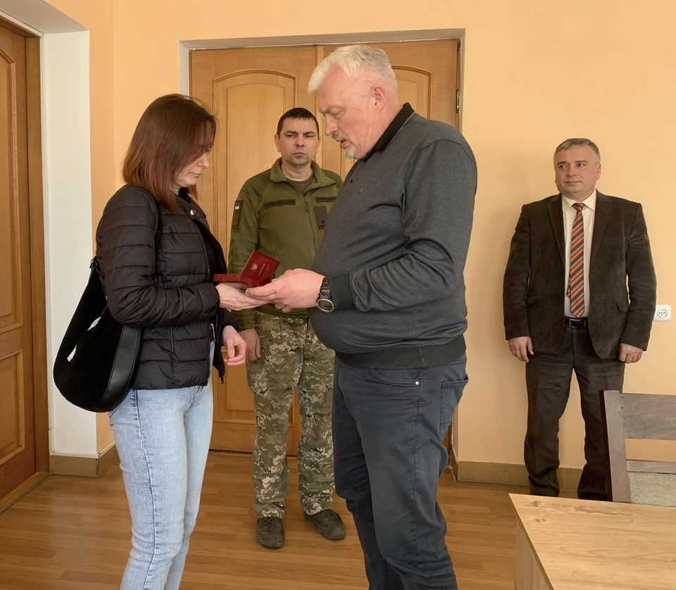 Дружини загиблих Героїв Андрія Коженевського та Павла Синишина отримали посмертні нагороди своїх чоловіків.